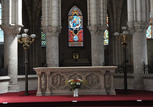 Le chœur est embelli d'un maître–autel créé par le sculpteur berruyer Jules Dumoutet en 1854.