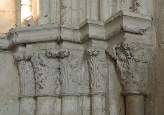 Suite de colonnettes avec chapiteaux à thème floral dans le narthex.