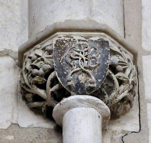 Chapiteau avec armoiries dans l'élévation nord.