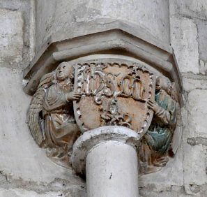 Chapiteau avec deux anges tenant un écusson (élévation nord).