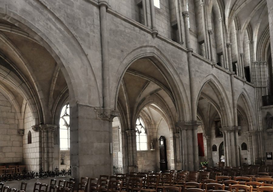 L'élévation sud remonte au deuxième quart du XIIIe  siècle.