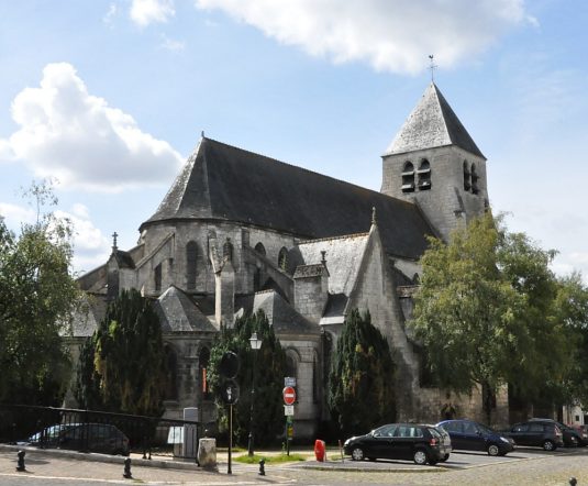 Le chevet de l'église vu du nord.