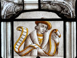Un prophète tenant un phylactère dans un soubassement du vitrail de l'Assomption