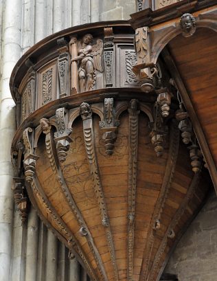 L'un des deux balcons circulaires de la tribune du grand orgue