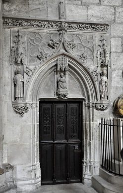 Porte gothique embellie de personnages sculptés.