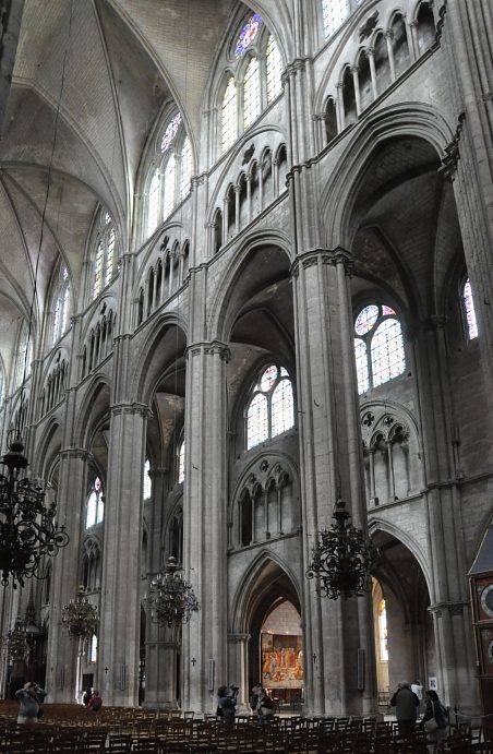 Beauté de l'architecture interne de la cathédrale Saint–Étienne