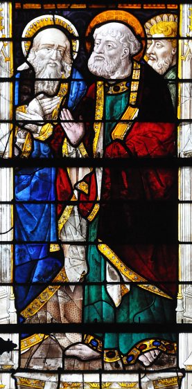 Trois apôtres dans le vitrail de l'Assomption de la Vierge.