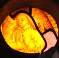 Un ange en camaïeu jaune