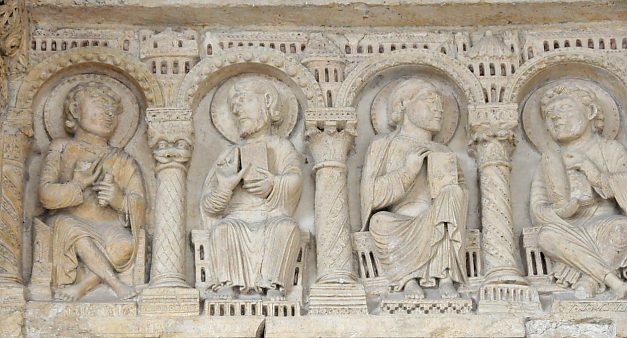 Le linteau du tympan accueille les douze apôtres (vers 1160).