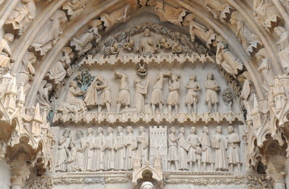 Le tympan du portail Saint–Étienne illustre les épisodes de la vie du proto–martyr (vers 1230–1235, restaurée au XIXe siècle).