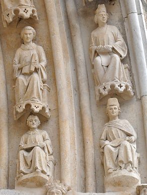 Extrait de la cour céleste dans les voussures du portail de St-Ursin