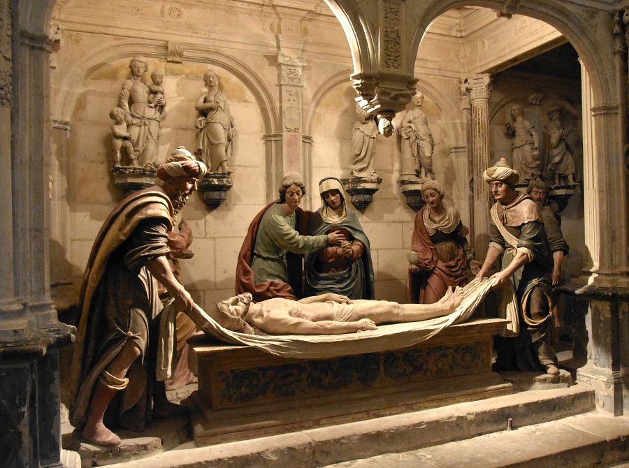 La Mise au tombeau en pierre peinte a été offerte par le chanoine Jacques Dubreuil vers 1520.