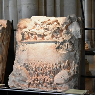 Bas-relief de la Marmite de l'Enfer dans l'ancien jubé.