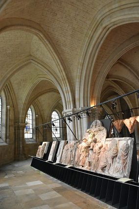 Exposition des bas-reliefs de l'ancien jubé.