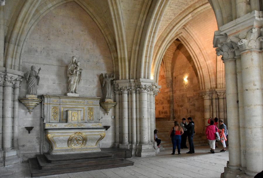 Vers la sortie de l'église basse...