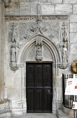 Porte qui donne accès à l'église basse