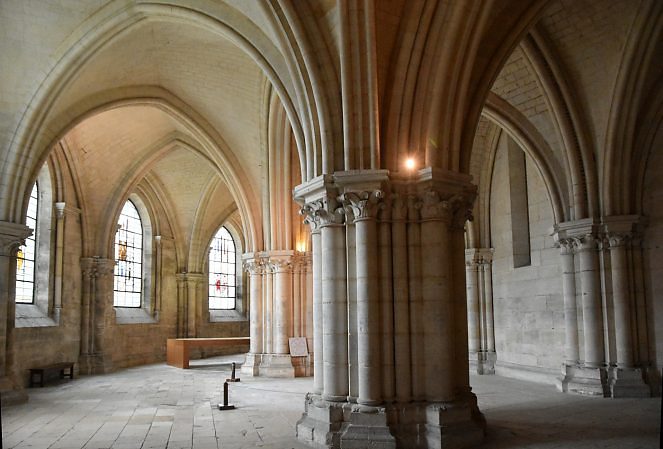 En arrivant dans l'église basse depuis la galerie d'accès...