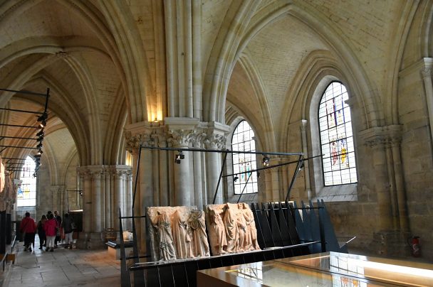 Une vue d'ensemble de l'église basse. Au premier plan, deux bas–reliefs mutilés de l'ancien jubé.