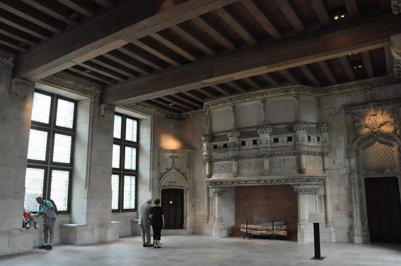 La salle des Festins et sa cheminée monumentale reconstituée dans les années 1930.