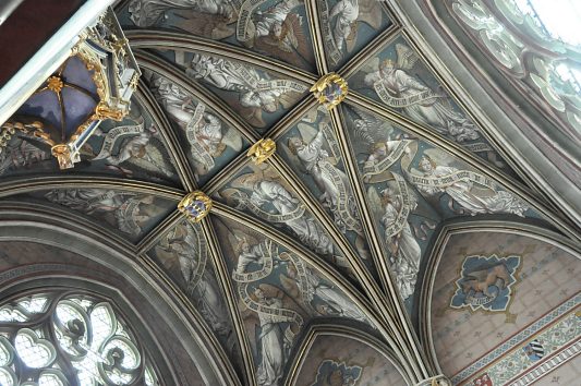 La voûte de la chapelle est ornée de vingt anges déroulant de longs phylactères.