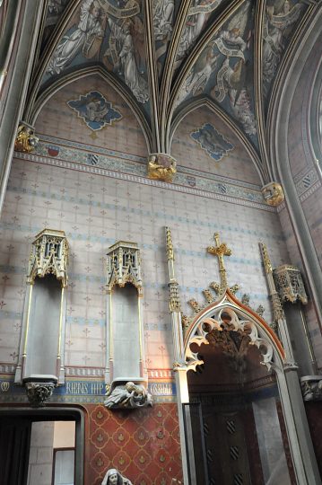 Le mur nord de la chapelle avec l'oratoire de Macée de Léodepart.