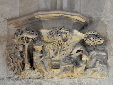 Culot représentant Tristan et Iseult épiés par le roi Marc caché dans un arbre.