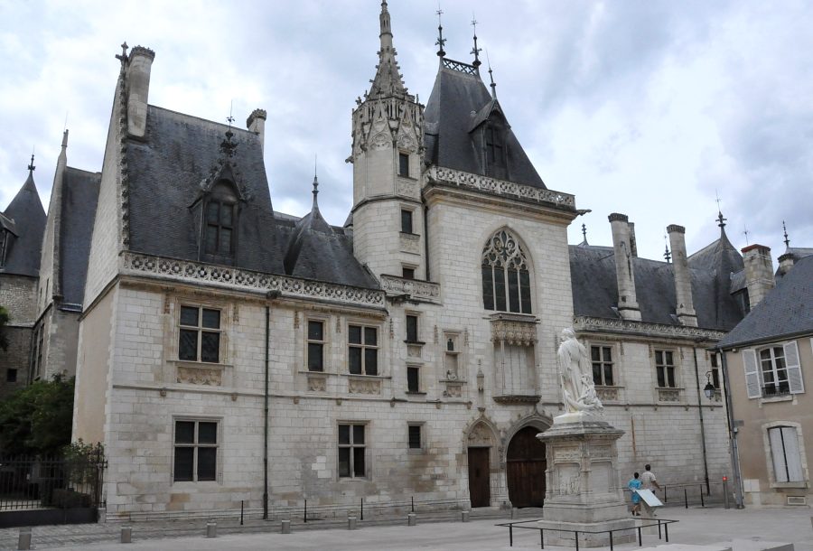 La façade du palais Jacques Cœur.