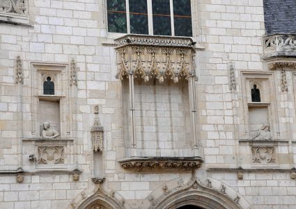 La partie centrale de la façade est