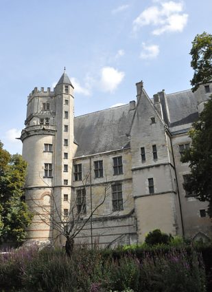 La façade ouest et le donjon sont établis sur l'ancien rempart.