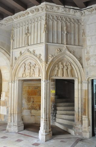 Escalier menant à la chapelle, au premier étage.