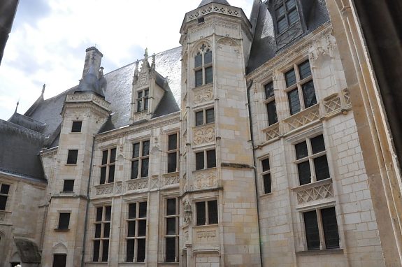 La façade avec la tour de l'escalier central.