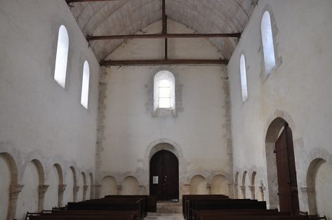 La nef romane vue de la croisée du transept