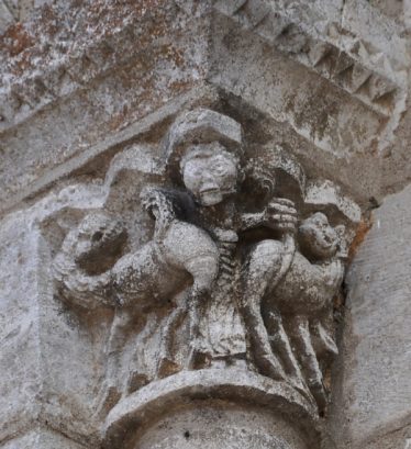 Chapiteau roman sur la façade