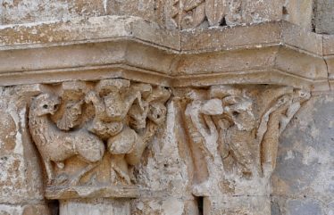 Chapiteaux romans sur la façade