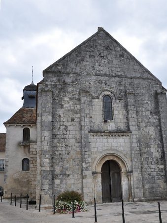 La façade ouest (assez dépouillée) de l'église