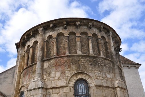 Le chevet roman et sa suite d'arcades aveugles surmontée de modillons 