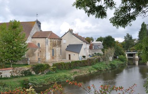 Paysage champêtre au bord de l'Indre et le chevet roman de Saint-Martin