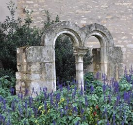 Vestige d'arcades gémellées au milieu des fleurs