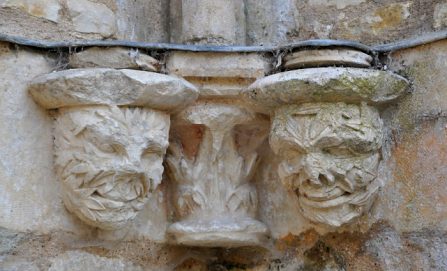 Chapiteaux à tête de feuilles (cloître)