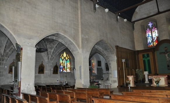 La nef et le bas-côté gauche avec la chapelle de la Vierge