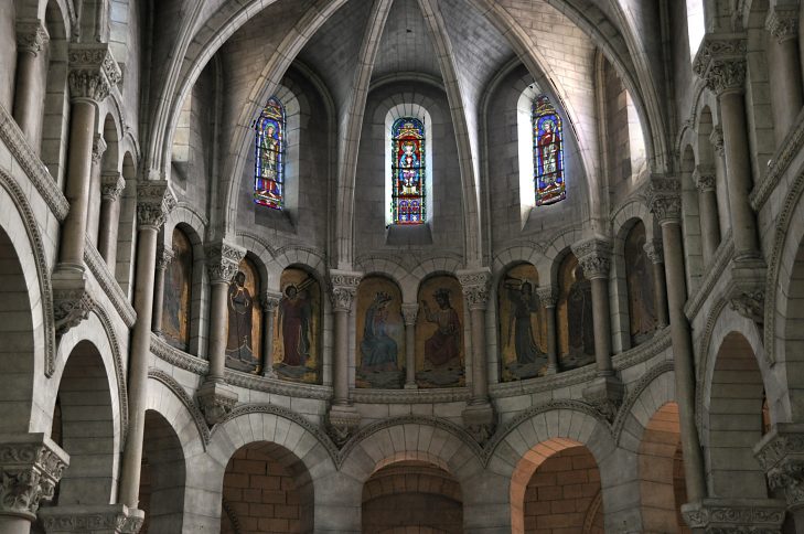 L'abside de Notre-Dame avec sa mosaïque et ses vitraux de l'atelier  Lobin
