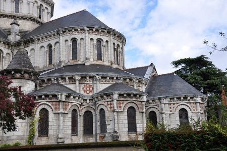 Le chevet et ses chapelles rayonnantes néo-romanes