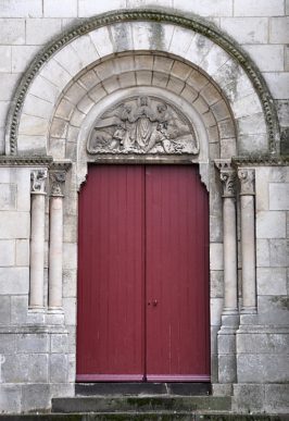 Portail néo-roman sur la façade