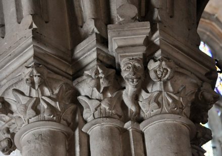 Chapiteaux  thme floral avec grotesque dans le transept