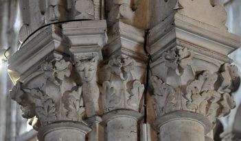 Chapiteaux  thme floral avec tte d'animal dans le transept