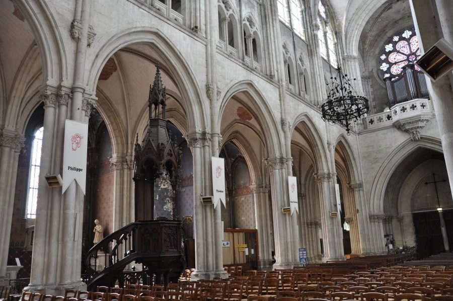 L'intérieur de la nef avec ses élvations droites et la suite  de chapelles latérales