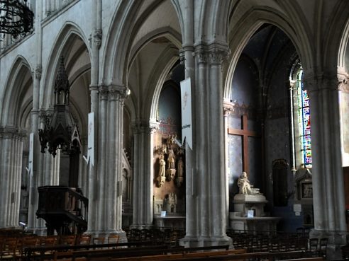 Suite de chapelles latrales dans le bas-côté droit