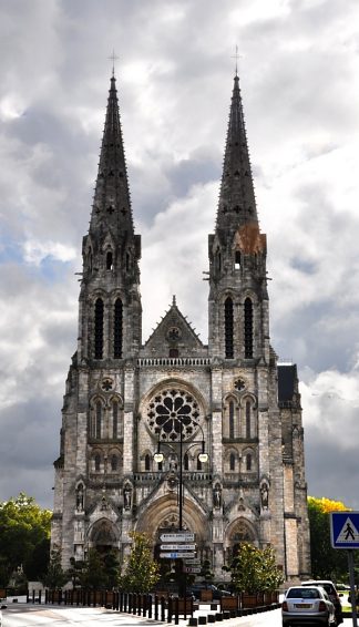 La façade de l'église.