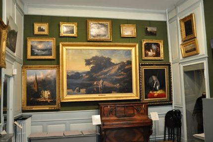 Rangée de tableaux dans une salle du rez-de-chaussée