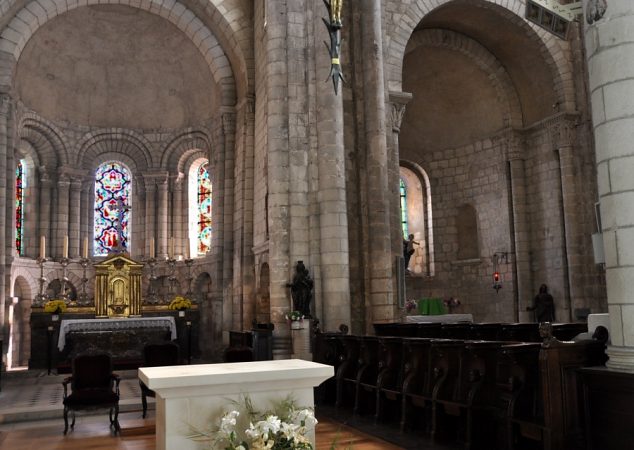 Le chœur, les stalles et l'absidiole droite